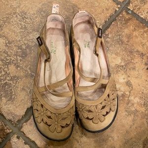 Jambu tan shoes size 8